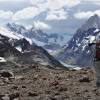 No alto da Loma del Pliegue Tumbado, maravilhado com a grandiosidade da paisagem do Parque Nacional Los Glaciares, em El Chaltén, na patagônia argentina